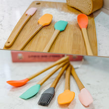 Load image into Gallery viewer, Silicone Spatula With Wooden