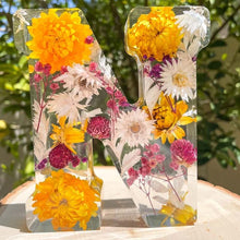 Load image into Gallery viewer, Nattlys med tørkede blomsterbokstaver