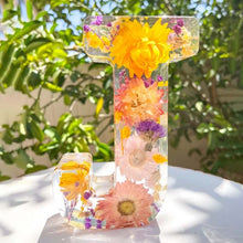 Load image into Gallery viewer, Nattlys med tørkede blomsterbokstaver