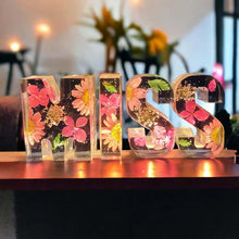 Load image into Gallery viewer, Nattlys med tørkede blomsterbokstaver