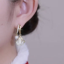 Load image into Gallery viewer, Apricot Leaf Pearl Earrings