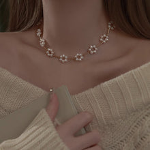 Load image into Gallery viewer, Flower Pearl Necklace