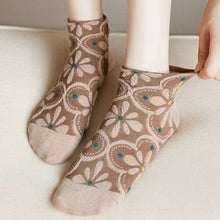 Load image into Gallery viewer, Women's Embossed Floral Cotton Socks