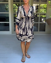 Load image into Gallery viewer, V neck three quarter sleeve dress