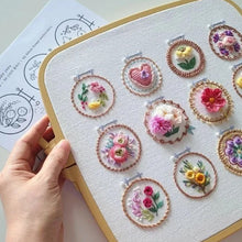 Load image into Gallery viewer, Broderisett med liten blomsterramme