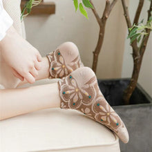 Load image into Gallery viewer, Women's Embossed Floral Cotton Socks