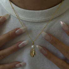 Load image into Gallery viewer, Vintage Mermaid Pearl Shell Necklace