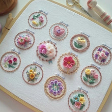 Load image into Gallery viewer, Broderisett med liten blomsterramme