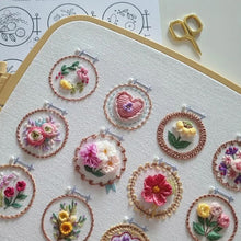 Load image into Gallery viewer, Broderisett med liten blomsterramme