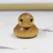 Load image into Gallery viewer, Håndlaget gummiand av tre