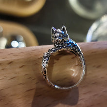Load image into Gallery viewer, Adjustable Hugging Feline Ring