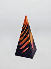 Load image into Gallery viewer, Imposible Pyramid Passthrough-skulptur