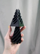 Load image into Gallery viewer, Imposible Pyramid Passthrough-skulptur