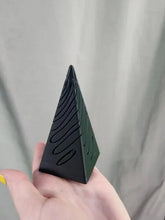 Load image into Gallery viewer, Imposible Pyramid Passthrough-skulptur