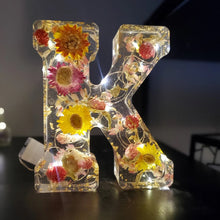 Load image into Gallery viewer, Nattlys med tørkede blomsterbokstaver