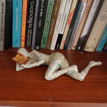 Load image into Gallery viewer, Resin Ornament Håndverk i form av en lærd