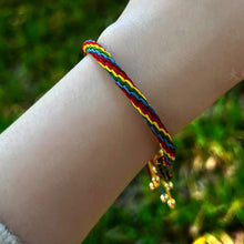 Load image into Gallery viewer, Armbånd som svelger beist i gull