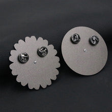 Load image into Gallery viewer, Rotating Wheel Brooch